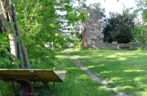 Garten mit Feldsteinruine