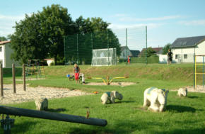 der Spielplatz und Fußball "Bolzplatz"