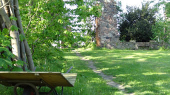 Garten mit Feldsteinruine